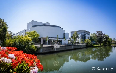 Stadttheater im Sommer